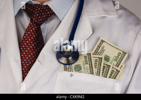 Dollarnoten und Stethoskop Stockfoto