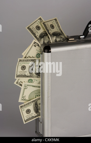 Dollar im Koffer Stockfoto