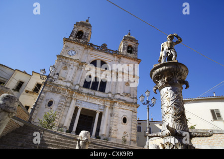 Die Kirche der Heiligen Valentino und Damiano in San Valentino Citeriore, Italien. Stockfoto