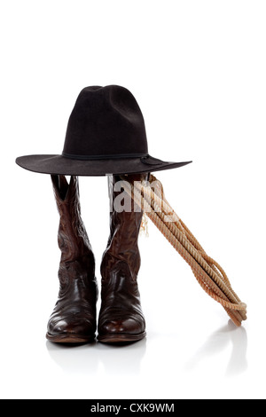 Cowboys Lederstiefel, schwarze Stetson Hut und Lasso auf weißem Hintergrund Stockfoto