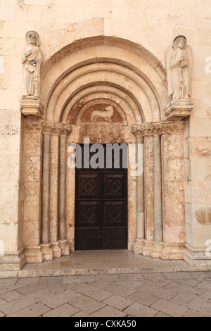 Torbogen in der Kathedrale St. Anastasia in Zadar, Kroatien. Stockfoto