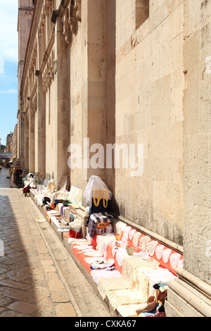 Handgemachter Stickerei auf dem Display außerhalb St. Anastasia-Kathedrale in Zadar, Kroatien. Stockfoto