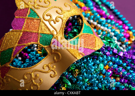 Karneval Maske auf einem Haufen von bunten Perlen Stockfoto