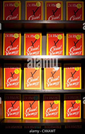 Bücherregale mit JK Rowlings neuester Roman The Casual Vacancy in einem Buchladen in England, Vereinigtes Königreich Stockfoto