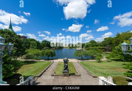 Das Cleveland Museum of Art mit Frank Jirouch der Skulptur "Nacht Passing der Erde zum Tag" im Vordergrund, Wade Park, Ohio, USA Stockfoto