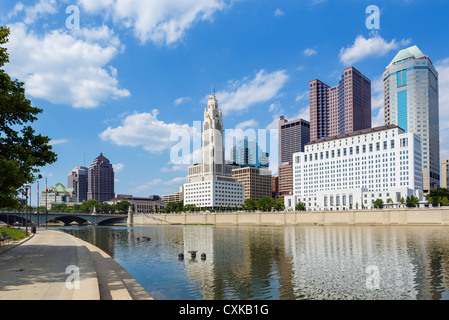 Blick auf die Skyline der Innenstadt aus über den Scioto River, Columbus, Ohio, USA Stockfoto