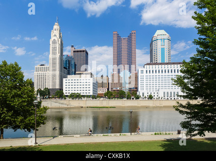 Radfahrer auf dem Weg entlang des Scioto River mit der Skyline der Stadt hinter sich, Columbus, Ohio, USA Stockfoto