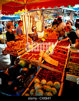 OBST UND GEMÜSE STALL, MARKT AJACCIO, CORSICA Stockfoto