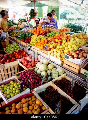 OBST UND GEMÜSE STALL, MARKT AJACCIO, CORSICA Stockfoto