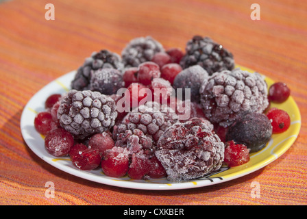 gefrorene Beeren: Gesundheit Früchte. Himbeeren, Heidelbeeren, Stockfoto