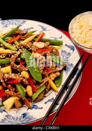 RINDFLEISCH UNTER RÜHREN BRATEN, MIT MANGE TOUT, CASHEW-NÜSSEN UND BABY MAIS Stockfoto