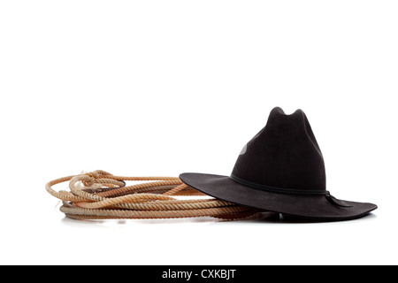 Ein schwarzer Cowboy-Hut und Lasso auf weißem Hintergrund Stockfoto