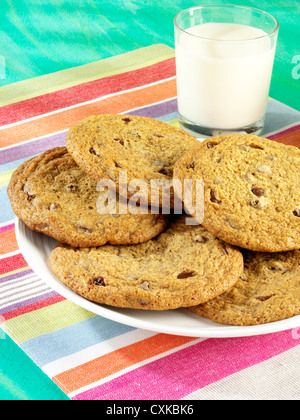 SCHOKOLADENKEKSE MIT GLAS MILCH Stockfoto