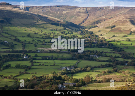 Das Tal der Edale; von Mam Tor; mit Edale Dorf unterhalb Kinder Scout, Peak District, Derbyshire, England UK Stockfoto