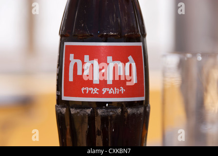 Elk200-1176 Äthiopien, Addis Abeba, Coca Cola-Flasche mit Amharisch-Skript Stockfoto