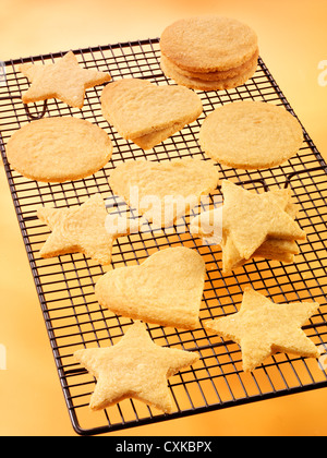 STERNE UND HERZEN GEFORMT COOKIES Stockfoto