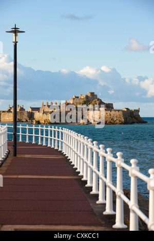 Elizabeth Marina in Richtung Elizabeth Castle, St. Helier, Jersey, Kanalinseln, Großbritannien Stockfoto