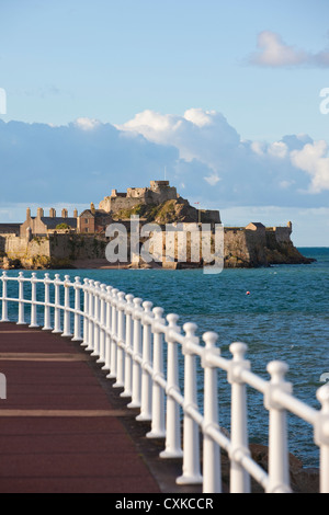 Elizabeth Marina in Richtung Elizabeth Castle, St. Helier, Jersey, Kanalinseln, Großbritannien Stockfoto