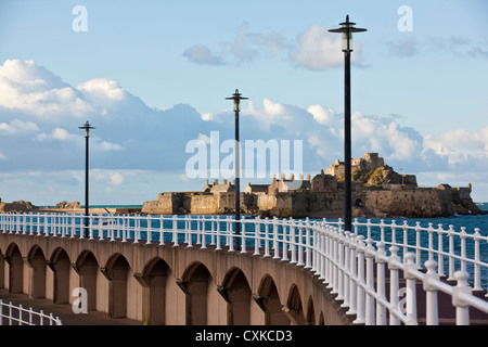 Elizabeth Marina in Richtung Elizabeth Castle, St. Helier, Jersey, Kanalinseln, Großbritannien Stockfoto