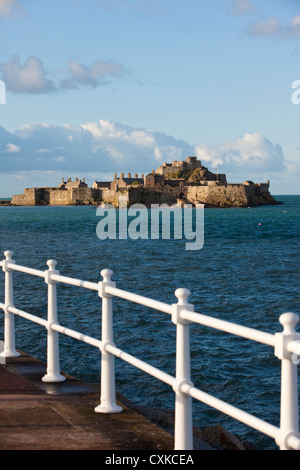 Elizabeth Marina in Richtung Elizabeth Castle, St. Helier, Jersey, Kanalinseln, Großbritannien Stockfoto