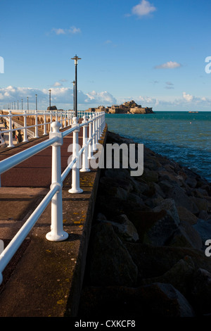 Elizabeth Marina in Richtung Elizabeth Castle, St. Helier, Jersey, Kanalinseln, Großbritannien Stockfoto