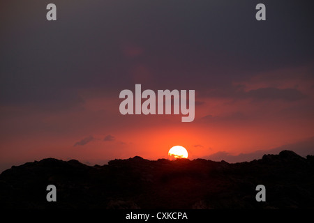 Die untergehende Sonne hinter einem Berg im Norden Osten Spaniens Stockfoto