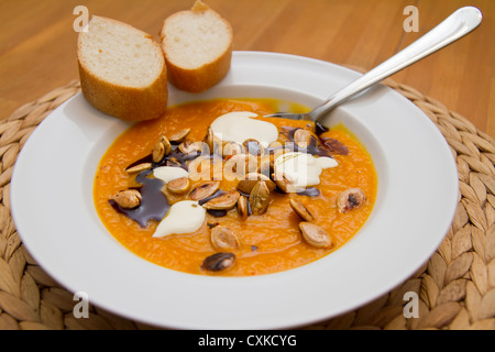 Kürbis-Suppe mit baguette Stockfoto