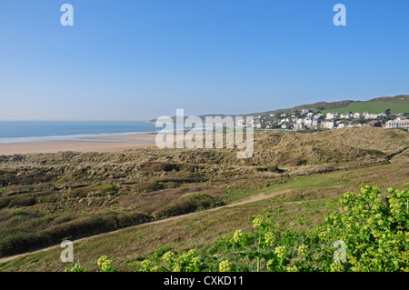 Dunstigen Morgen Woolacombe Bay. Alexanders (Smyrnium Olustratum) im Vordergrund Stockfoto