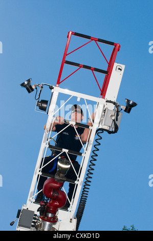 Mann auf Feuerwehr Leiterwagen Stockfoto