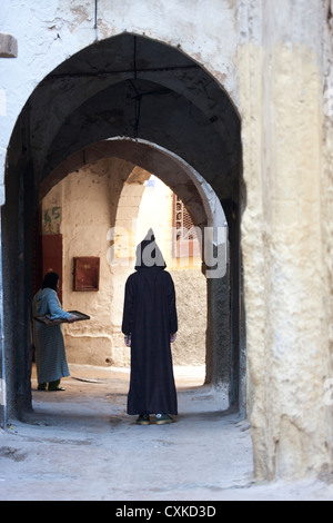 Junger Mann in traditioneller Kleidung in Bogen Weg, Safi, MoroccoSafi, Marokko Stockfoto