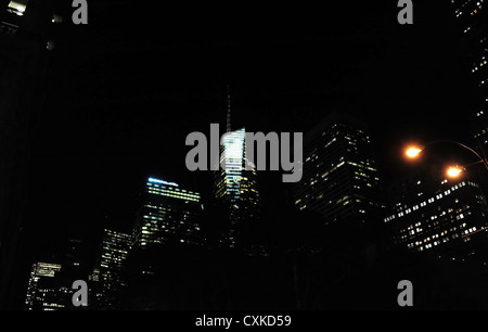 Nachtansicht, Bäume 5th Avenue an der 42nd Street bis Amerika Bankgebäude, elektrisches Licht Wolkenkratzer oben Bryant Park, New York Stockfoto