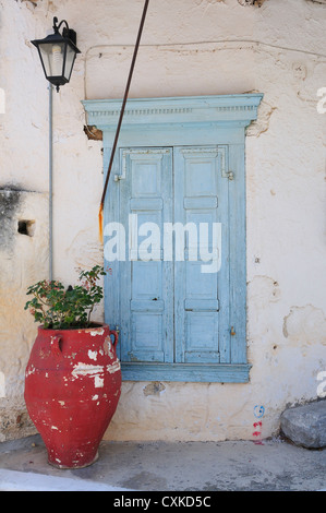 Studie eines alten griechischen Fensters mit Fensterläden und Terrakotta-Pflanzgefäß im Dorf Kritsa in der Nähe von Agios Nikolaos, Kreta, Griechenland Stockfoto