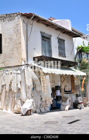 Straße in Kritsa, in der Nähe von Agios Nikolaos, Nordostküste, Kreta, Griechenland zeigen Shop Verkauf bestickt Artikel Stockfoto