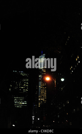 Nachtporträt, zum blauen Spire Amerika Bankgebäude, elektrisches Licht Wolkenkratzer, 5th Avenue an der West 42nd Street in New York Stockfoto