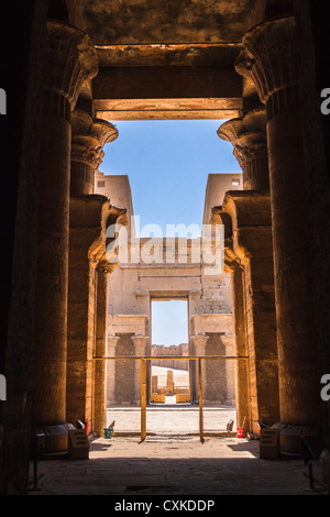 Horus Tempel in Edfu, ist eines der am meisten vollständig erhaltene ägyptische Tempel. Stockfoto