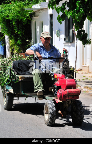 Griechischer Bauer auf seinem motorisierten Karren aus den Bereichen Rückkehr in die Hügel Kroustas, über Agios Mikolaos, Crete Stockfoto