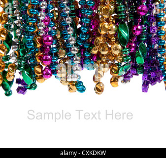 Bunten Karneval Perlen auf einen weißen Hintergrund mit Textfreiraum Stockfoto