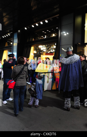 Dawn dunkle Porträt Menschen in Halloween Hexen Wikinger Kostüme, außerhalb der Studios von Times Square, Broadway, 7th Avenue, New York Stockfoto