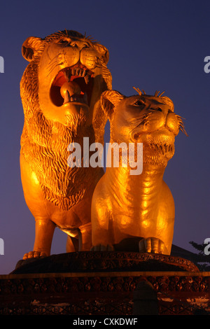 Goldene Löwen-Statue in der Abenddämmerung auf dem Hauptplatz der Stadt von Sihanoukville Kambodscha Stockfoto