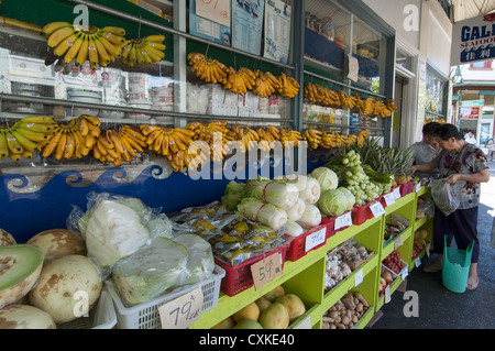 Elk284-1115 Hawaii, Oahu, Honolulu, Chinatown, Frau einkaufen Stockfoto