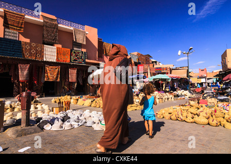 Menschen am Rahba Kedima-Platz, Marrakesch, Marokko Stockfoto