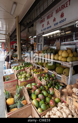 Elk284-1118v Hawaii, Oahu, Honolulu, Chinatown, Frau shopping für Obst Stockfoto