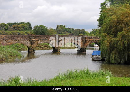 Stein gewölbten Brücke über den Fluss Arun in der Nähe von South Stoke. Stockfoto