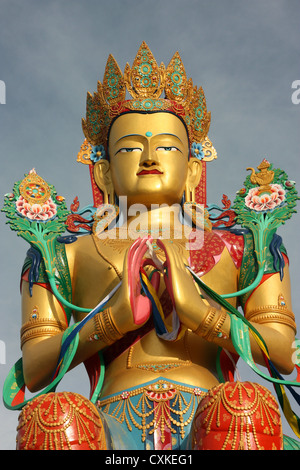 35 Meter hohe Statue des Maitreya Buddha mit Blick über den Fluss Shyok gegenüber Pakistan in das Nubra Valley, Ladakh, Nordindien Stockfoto