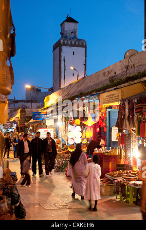 Straßenszene in Markt in Medina in der Abenddämmerung in Essaouira, Marokko Stockfoto