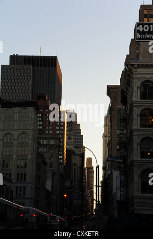 Blauen Himmel am Nachmittag "urban Alley" Porträt, gegenüber Woolworth Building, Einzelnplattform Busse, Broadway at Walker Street, New York Stockfoto