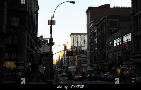 Blauen Himmel am Nachmittag Rush Hour "urban Alley" Personen anzeigen, Verkehr Warteschlangen Fußgängerüberweg, Broadway at Walker Street, New York Stockfoto