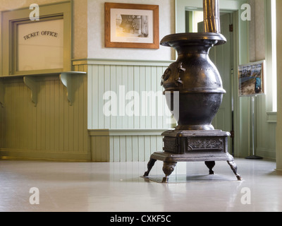 Antiker Ofen im Visitor Center, Skagway, Alaska, USA Stockfoto