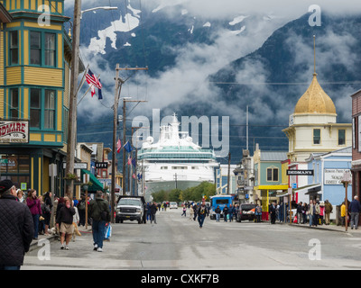 Kreuzfahrtschiff am Ende des Broadway Street, Skagway, Alaska, USA Stockfoto