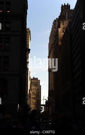 Blauer Himmel dunkle Schatten "urban Alley" Porträt Wolkenkratzer, American Exchange Building, Trinity Place at Cedar Street, New York Stockfoto